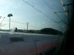saalfeld In der RB 16922 nach Gro�heringen verlassen wir den Bahnhof Saalfeld (Saale) aus Gleis 2. Nebenan auf Gleis 3 steht ein leerer ICE-T wahrscheinlich zur �berf�hrung. Au�erdem kommen wir am Bw vorbei und unterqueren die Bahnhofsbr�cke. Auch ein Gleiswechsel mit 60 km/h ist dabei! ;-) Danach wird auf 120 km/h beschleunigt. (15.08.2009)
