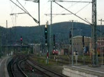 saalfeld Eine RB nach Naumburg (Saale) Hbf darf hier mit 80 km/h den Bahnhof Saalfeld (Saale) auf Gleis 5 verlassen. Geschoben von 143 153-5. (08.09.2009)