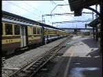 Berner Oberland 2004 (VHS-Archiv) - Im Bahnhof von Interlaken knnen noch braune Wagen der Berner Oberlandbahn beobachtet werden.