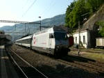 Am 26.05.2012 verlsst die Lok 460 107-6 mit ihrem Zug den Bahnhof von Vevey in Richtung Brig, nchster Halt ist Montreux.