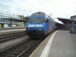 Die Werbelok RE 460  300 000  mit einem IR nach Bern bei der Ausfahrt aus Schaffhausen am 14. August 2008.