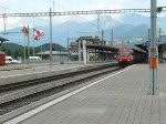 Doppelstock Garnitur geschoben von Lok 460 118-3 verlsst am 21.07.08 den Bahnhof von Spiez in Richtung Thun.