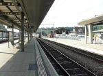 BLS Lok 465 013 durchfhrt mit HUPACzug am Bahnsteig 1 den Bahnhof von Spiez am Nachmittag des 28.07.08.