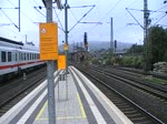 Am 31.08.2010 zieht eine schweizerische Lok der Baureihe 482 einen kurzen Gterzug durch den Bielefelder Hauptbahnhof.