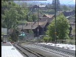 Berner Oberland 2004 (VHS-Archiv) - Einfahrt des Schnellzuges von Luzern nach Interlaken am 23.05.2004 in Brienz. Noch wird hier unter  SBB-Brnig  firmiert.