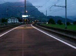 Der Doppelpfeil auf der Rckfahrt von der Jubilumsfeier 125 Jahre Gotthard bei der Durchfahrt durch Schwyz und eine 185er Doppeltraktion kommt auch entgegen. (08.09.2007)