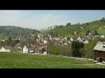 Quer durch die Schweiz - Zwischen Gais und Hebrig können wir nochmals die beiden ABt 116 und BDeh 17 im Bild festhalten. In den weiteren Videos werden wir feststellen, dass BDeh 17 auf beiden Fahrzeugseiten unterschiedlich lackierte Türen aufweist. Bei Gais am 09.05.2009 