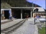 Berner Oberland 2004 (VHS-Archiv) - Wie kommt der Zug auf den Berg? Aus der Station Grtschalp fhrt am 25.05.2004 ein Regionalzug nach Mrren und kurz darauf folgt einer aus der Gegenrichtung,