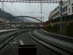 Lok 630 kommt mit einem Personenzug in Chur an. Am Schluss des Zuges sind noch 2 Gterwagen angehngt. 23.12.09