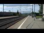 Zwei Loks der Reihe Re 4/4 von Crossrail befördern am 30.06.2013 einen Güterzug von Bern in Richtung Lötschberg. Hier bei der Durchfahrt in Münsingen.