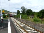 sonstige Als letzter Gast zum Bahnhoffest Bad Laasphe,pendelte auch ein Zug der Baureihe 796 zwischen Erndtebr�ck und Marburg hin und her! Der Zug bestand je aus einem Triebwagen hinten und vorne und zwei Wagen zwischen den Triebwagen. Beide Triebwagen liefen syncron miteinander,das war genau zu h�hren. Gab der Triebwagenf�hrer in einem der Triebwagen Gas,so tat dies der unbesetzte Triebwagen auch. Der Grund liegt wohl in der relativen geringen Leistung der Dieselmotoren. Das Video beschreibt die Ein-und Ausfahrt am Haltepunkt: ehem. Bahnhof Wallau/Lahn. Meinereiner ist seiner Zeit mit so einem Gespann zur Musterung nach Marburg/Lahn gefahren. Furchtbar! Jedoch ein Wunsch der Veranstalter des Bahnhoffestes Bad Laasphe blieb unerf�llt: gerne h�tte man auch eine V200 begr��t,doch trotz aller Anstrengungen gelang dies nicht. Schade!