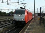 Sonstige Lok 186 120 verl�sst mit ihrem Zug, am morgen des 05.09.09, den Bahnhof von  Roosendaal in Richtung Antwerpen. Am Ende des Zuges l�uft eine Lok der gleichen BR kalt mit.