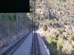 Begegnung mt einem bergwrts fahrenden Stadler GTW AM3 auf der Zahnradbahn von Montserrat, 27.03.2023.