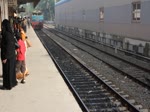 Ein einfahrender Zug in Sri Lanka, in der Station Aluthgama aufgenommen.
Das Video ist in 1080p (Full HD) auf diesem Link aufrufbar:
http://www.youtube.com/watch?v=mlCLoLLnS60