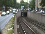 Stadtbahn Hannover Ein TW 2000, kommt am 30.06.10 aus dem Tunnel in der Vahrenwalder Stra�e.