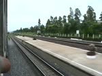 Der ORD 233 berholt am 11. Juni 2001 zwischen den Bahnhfen Khlong Phutsa und Bang Pa-in einen, von der ALS 4136 gezogenen, Gterzug. Der Wirkungsgrad der 4136 scheint nicht optimal zu sein.