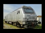 BB 75103 f�hrt mit Kieswagen und viel Gequietsche in den Anschluss des Bahnhofs Pasewalk-Ost. – 21.05.2012 (Schlussbild wurde vom unbeschrankten B� aus aufgenommen)
