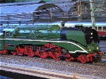 Triebfahrzeuge Versuch einer Nahaufnahme Spur HO Modell Roco 18 201 (AC)
Vergleichsvideo, neu bearbeitet. Dateigr��e altes Video 26MB,
dieses Video 50MB (nachgesch�rft mit Adobe Premiere)