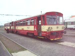 Abfahrt eines Schienenbusses (mit Beiwagen) im Bf Chomutov. Ich nehme an es handelt sich um eine Betriebsfahrt, weil die Tren noch offen sind