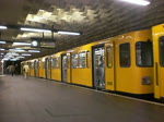 U-Bahn Berlin Die U-Bahnlinie 7 nach Rudow f�hrt aus dem Bahnhof Blissestra�e.