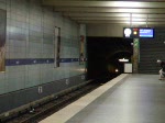 u-bahn-munchen-stationen Eine M�nchner U-Bahn (A-Zug) erreicht einen U-Bahnhof in der City (30.06.2007)