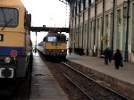 V43 1010 hat Einfahrt in den Bahnhof Bahnhof Budapest Nyugati plyaudvar (Westbahnhof).