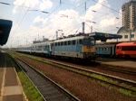 Was ankommt, muss auch wieder abfahren:
431-282 verlsst Debrecen mit ihrem Schnellzug, 10.7.16