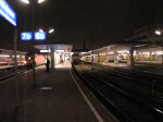 Eine GySEV-Lok der Baureihe 1116 fuhr am Abend des 3.2.2009 mit dem EC 967  Ignaz Semmelweis  von Wien West nach Budapest. Die Abfahrt verzögerte sich um einige Minuten, da zuerst die Ankunft des links daneben zu sehenden Zuges aus München abgewartet werden mußte. Auch die Ansage erfolgte wohl reichlich spät.