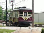 Der Straenbahnwagen #66 der Philadelphia Suburban Co. fhrt durch die Station Richfol, nicht ohne mich zu fragen, ob ich mitfahren mchte. Spter, denn nun will ich filmen... (Washington, PA, 8.6.09) 