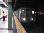 New Yorker U-Bahn bei der Einfahrt in eine U-Bahn Station am 18.