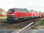 Zwei 218er stellen einen Autozug im Bahnhof Westerland (Sylt) bereit. ...