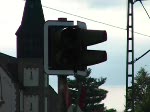 x-73500--73900-a-ter Damit man mal einen Eindruck bekommt, wie lange man hier vom Schlie�en der Schranke bis zur Ankunft des Zuges warten muss, gibt's hier die gesamte Aktion ungeschnitten. Wobei der Blauwahl der franz�sischen TER noch recht schnell heranf�hrt. Die Ortenau-S-Bahn braucht da in aller Regel l�nger. Aufgenommen am 14. August 2009 in Kork.