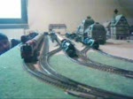 Zuge Der dritte Film von meiner Anlage zeigt eine 'hessische Sch�nheit',n�mlich die:'BR18.201',eine Lok die heute zu den schnellsten noch betriebsf�higen Dampflokomotiven der Welt geh�rt!Sie zieht 8Wagen,davon: zwei IC-Wagen aus den 70ern,eine Salon-Halbspeisewagen und 5Schlaf-Sitzwagen der'Mitropa',hinter sich her!Es ist eine der sch�nsten(meiner Meinung nach)Modelle, die 'Roco' je angeboten hat! Mit dem Kauf dieses Modelles konnte das Original wieder betriebsf�hig gemacht werden!'Roco' bedachte jeden,der dieses Modell erworben hatte,mit einer Urkunde und einer Stecknadel!Bitte 'Roco',haben wir doch gerne gemacht!