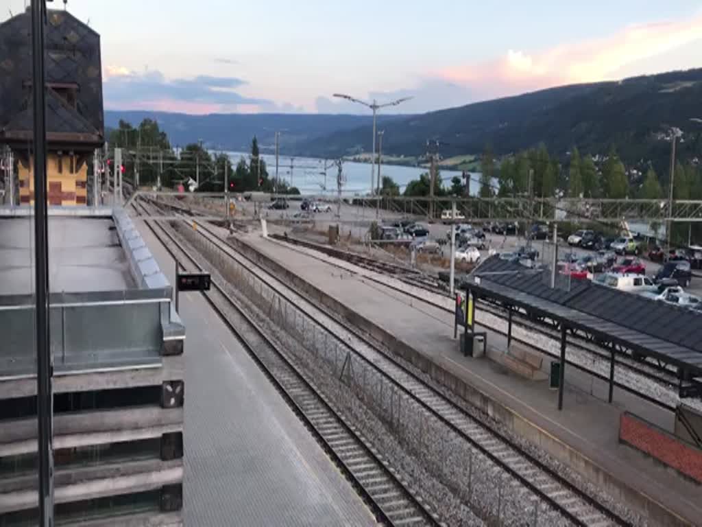 Triebzug NSB Type 74 - Nummer 533 auf Gleis 1 am Lillehammer Bahnhof (Norwegen). Aufnahme: 18. Juli 2018.