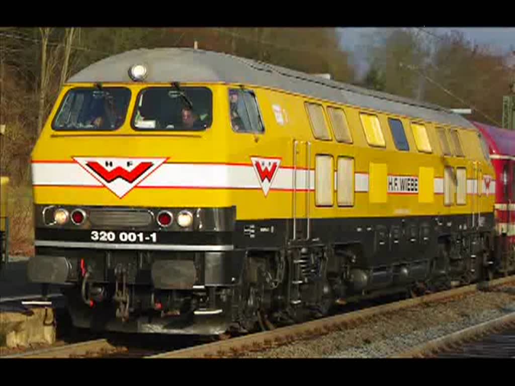 V320 001 der Wiebe mit Sonderzug von Mnster nach Erfurt am Zugschluss hngt dann noch die Schweizerin 10019 zwecks Beheizung der Wagen. Aufgenommen am 13.12.2009 in Eschwege West.