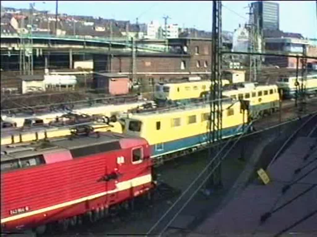 Verschiedene Lokomotiven, im Auenbereich des Bw´s. mit Ansicht
von oben, auf die Dcher der BR 141 + 143.
Aufn. 1991