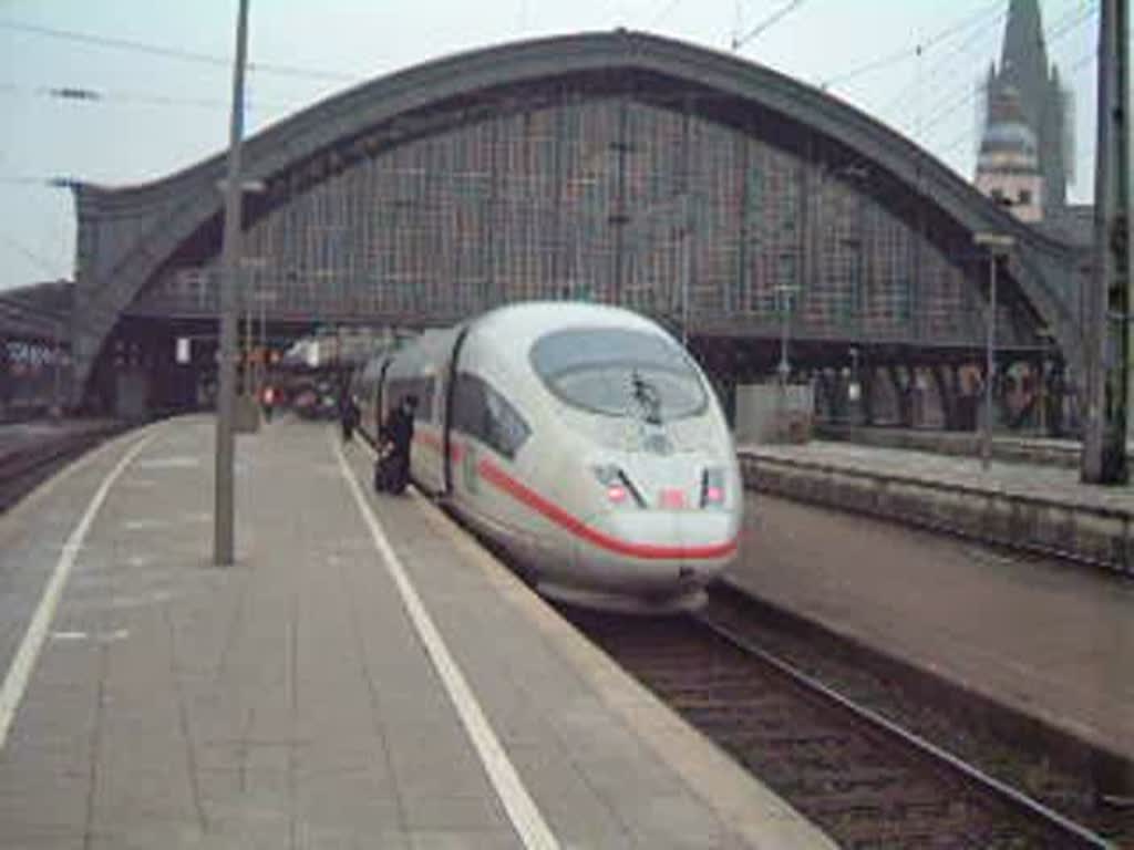 Viel Betrieb in Kln Hbf. Zu sehen sind ICE3 (Br 403), ICE2 (Br 402), S-Bahn(Br 423) und RE9 Siegen - Aachen mit Br 111.
