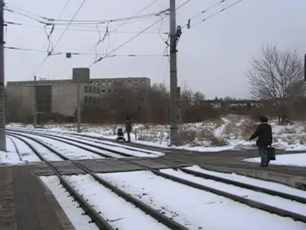 Vorsicht Straenbahn! Die Fugngerin merkt es noch rechtzeitig. Der Mann mit Kinderwagen bin brigens ich. Windischholzhausen / X-FAB, 20.2.2009