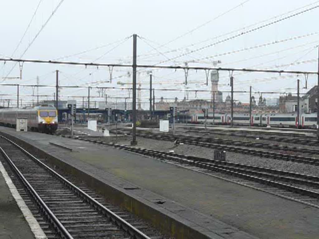 Whrend vorne im Bild ein Triebzug der BR 80 (419) den Bahnhof Gent Sint Pieters in Richtung Brssel verlsst, fhrt oben im Bild eine Doppeltraktion aus dem Bahnhof in Richtung Antwerpen. 27.02.09 