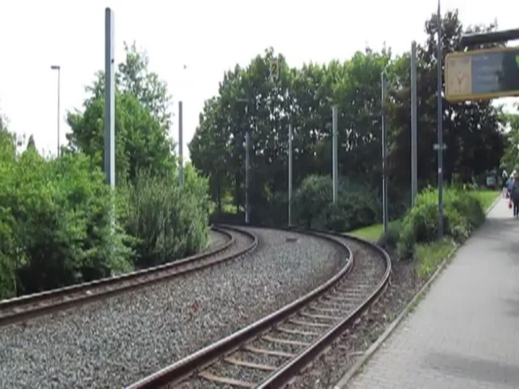 Wagen 2523 der DVB verlässt die Haltestelle Prohlis - Gleisschleife um zum Endhaltepunkt Mickten zu fahren. 12.06.2014