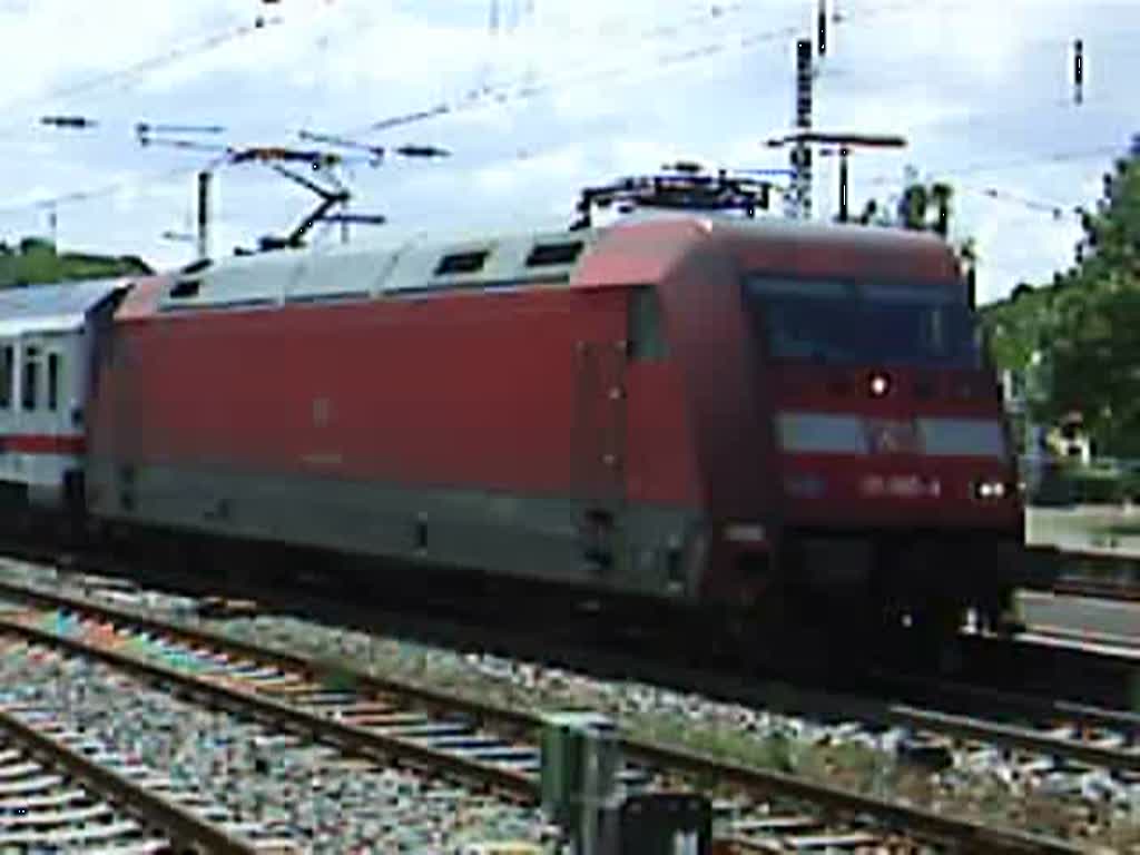 Weiter gehts! 101 083-4 verlsst mit einem defektem Spitzenlicht und IC 2370 am Haken Weinheim an der Bergstrae auf Gleis 2 Richtung Darmstadt. Gefilmt am 30. Mai 2009. 