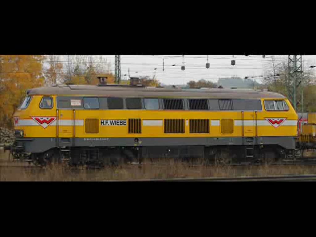 Wiebe Lok Nr. 11, alias 216 012-5 mit Bauzug in Fahrtrichtung Norden durch Eichenberg. Aufgenommen am 01.11.2009.