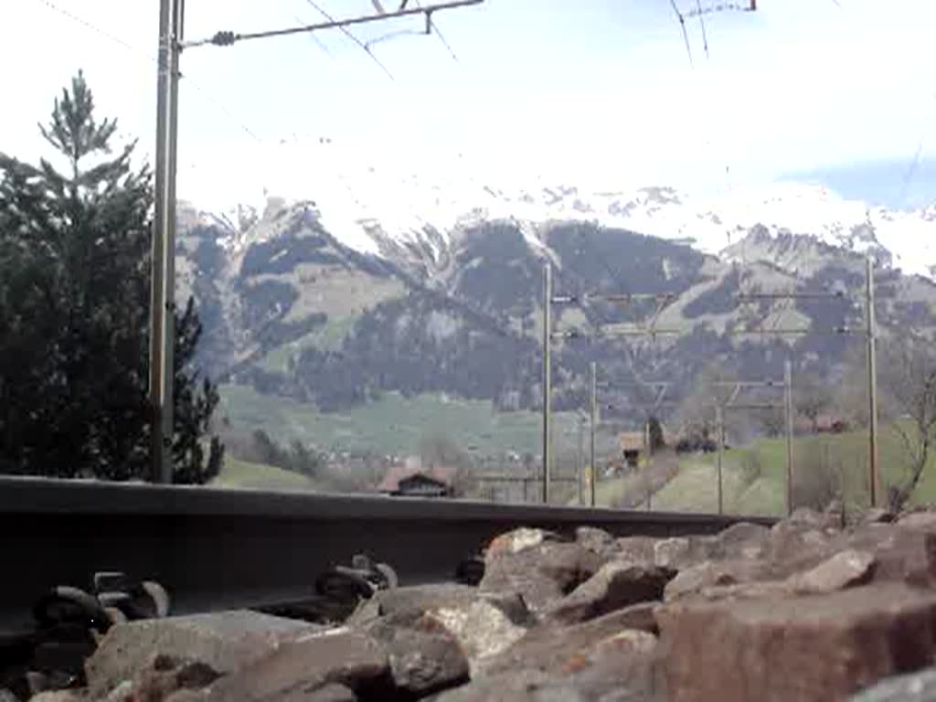 Ziel dieses Clips war es, so nah wie mglich ein Zug aufzunehmen.Die E 484. 018 SR rast mit ihrem Cisalpino Bern-Milano am 1.4.2007 kurz nach Frutigen nur wenige Zentimeter neben meiner Kamera durch...
