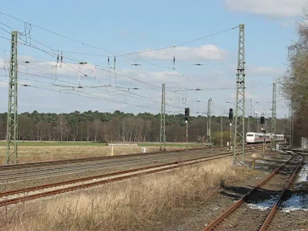 Zugbegegnung in Isernhagen, whrend der ICE in Richtung Hannover unterwegs ist, fhrt der IC seinem nchsten Halt in Celle entgegen. 