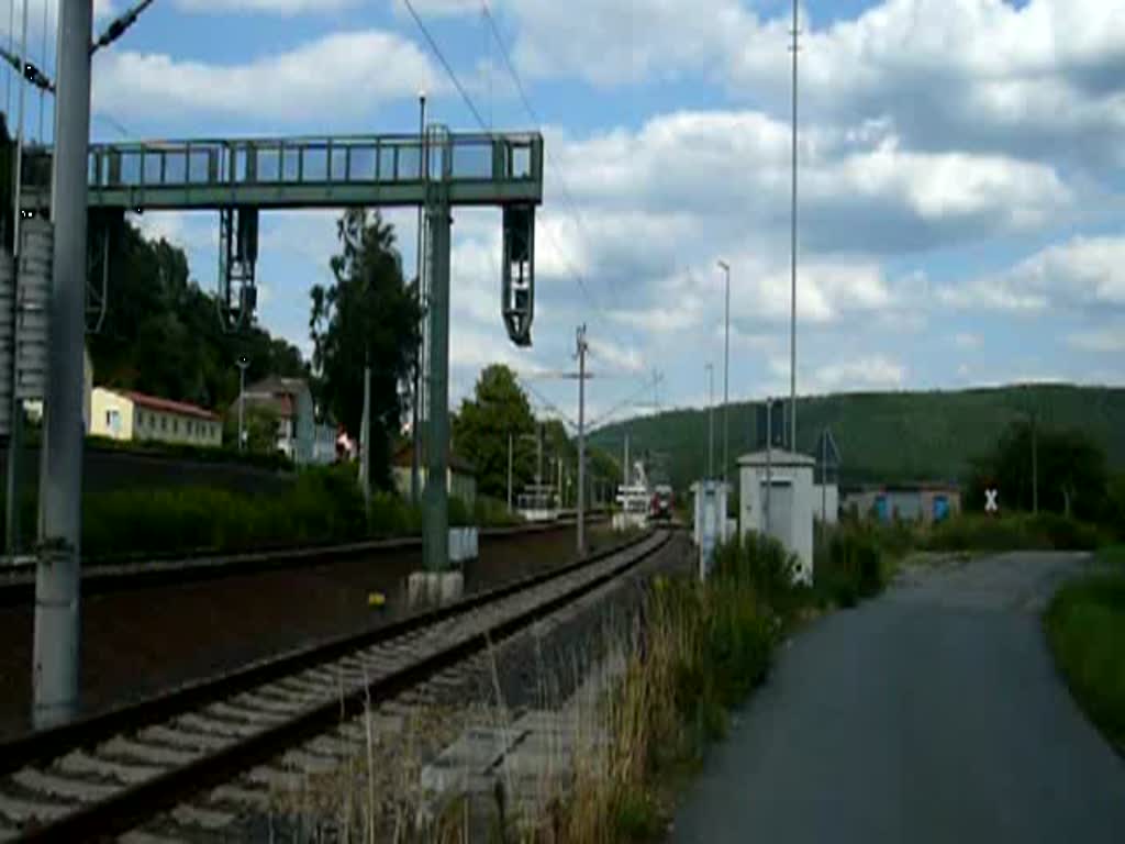 Zwei Desiros sind auf Gleis 3 des Bahnhofs Orlamnde angekommen. Der erste fhrt nun weiter nach Blankenstein (Saale) ber Saalfeld (Saale) und der zweite wenig spter nach Pneck unt Bf. (16.07.2009)