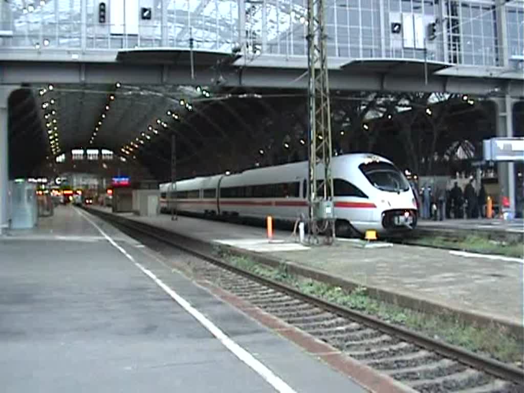 Zwei ICE-T's werden in Leipzig Hbf zu einem Zug zusammengesetzt, der anschlieend nach Berlin fahren soll. 
15.10.2009