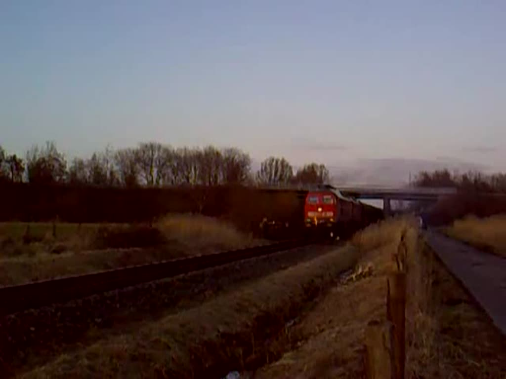 Zwei Ludmilla beschleunigen  mit Ihren langen Kohlezug nach einem kurzen halt auf dem Industriegleis in Wilhelmshaven und fahren dem Sonnenuntergang entgegen.02/03/2010