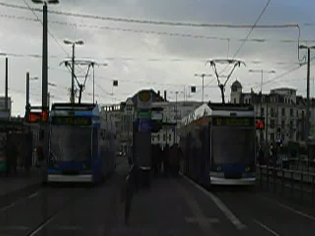 Zwei Straenbahnen fahren aus der Station Grdelerring in Richtung Hauptbahnhof aus. 2.2.2008