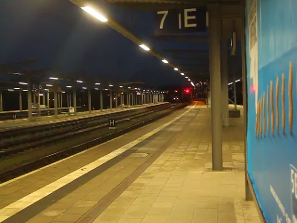  145 030-7 mit Holzzug von Rostock-Bramow nach Stendal-Niedergörne bei der Durchfahrt im Rostocker Hbf.12.01.2014