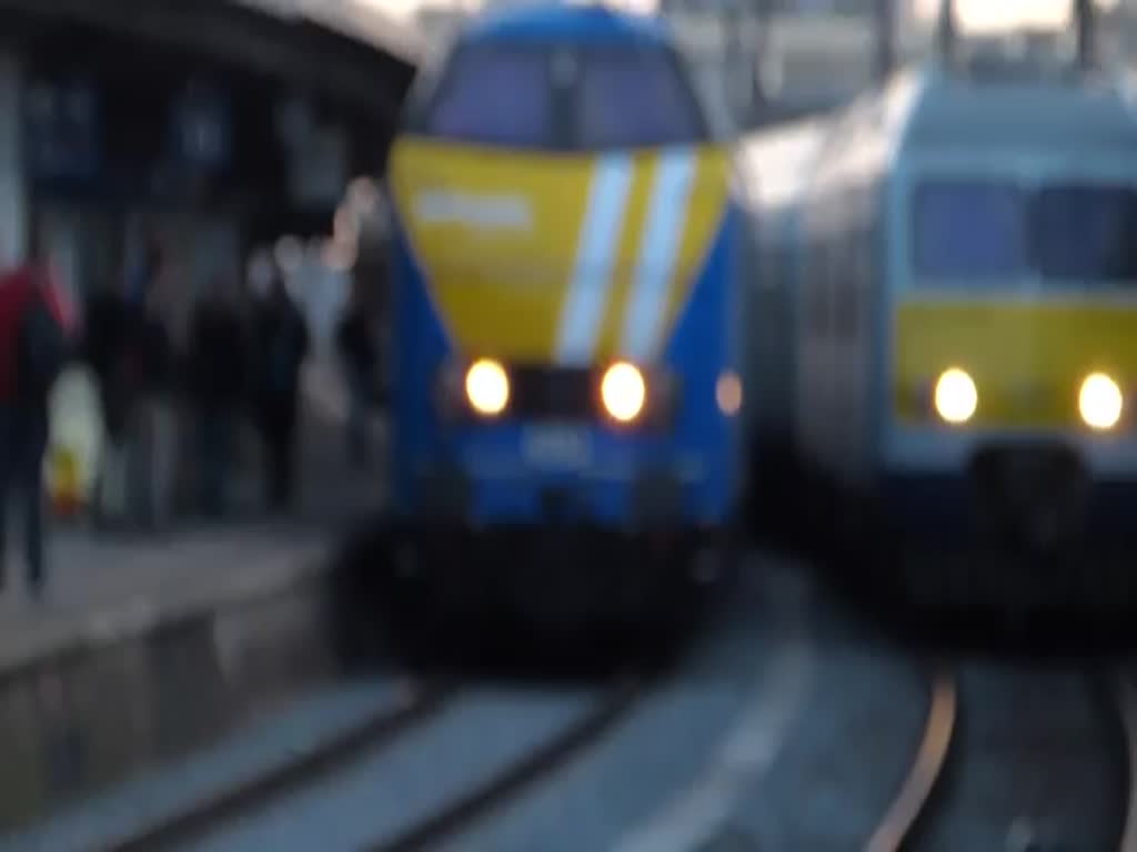 . Am 05.04.2014 verlässt Diesellok 6253 von Infrabel mit den Museumswagen des PFT und Lok 6219 den Bahnhof von Brüssel Midi in Richtung Brüssel Nord, umlagert von noch etlichen Bahnfotografen die an der Rundreise durch Flandern teilgenommen haben. 